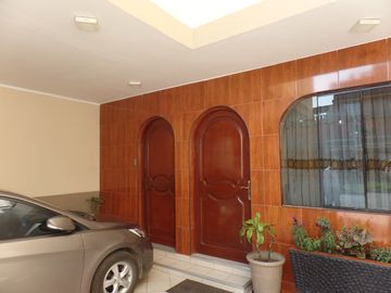 ¡¡Hermosa Casa en Avenida!! 3 pisos/2 cocheras - Pro SMP