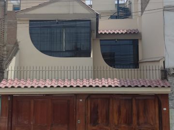 ¡¡Hermosa Casa en Avenida!! 3 pisos/2 cocheras - Pro SMP