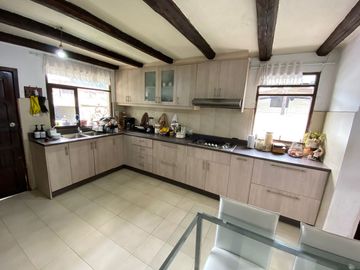 Casa independiente de venta Club los chillos