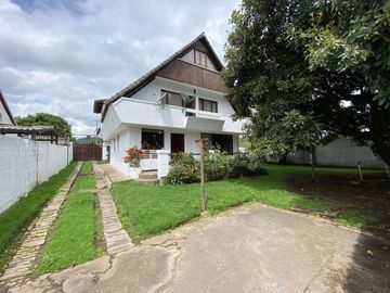 Casa independiente de venta Club los chillos