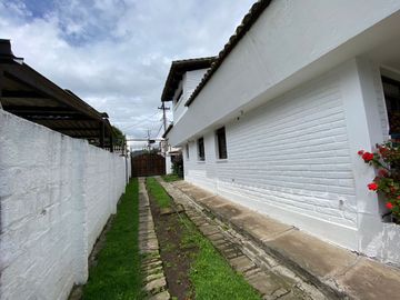 Casa independiente de venta Club los chillos
