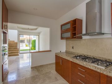 Casa en Venta en condominio con 4 recamaras, alberca ,seguridad en Jiutepec Morelos