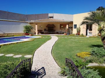 Casa en Venta en condominio con 4 recamaras, alberca ,seguridad en Jiutepec Morelos