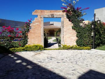 Casa en Venta en condominio con 4 recamaras, alberca ,seguridad en Jiutepec Morelos