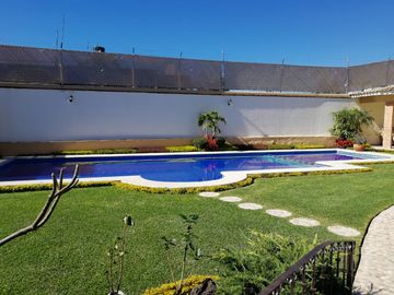 Casa en Venta en condominio con 4 recamaras, alberca ,seguridad en Jiutepec Morelos