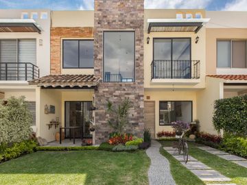 Casa en Venta en condominio con 4 recamaras, alberca ,seguridad en Jiutepec Morelos