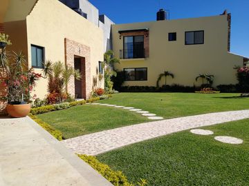 Casa en Venta en condominio con 4 recamaras, alberca ,seguridad en Jiutepec Morelos