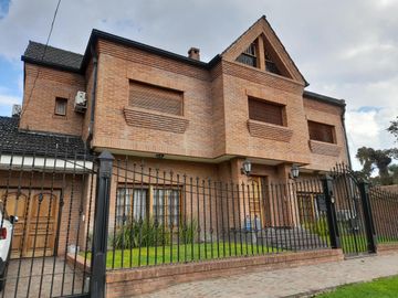 Castelar, Pdo. de Morón- Prov. de Bs.As –  DESCRIPCIÓN: EXCELENTE ZONA RESIDENCIAL DE CASTALAR NORTE, CON RAPIDA SALIDA AL ACCESO OESTE.