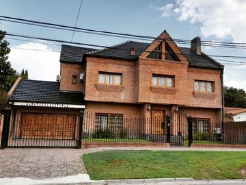 Castelar, Pdo. de Morón- Prov. de Bs.As –  DESCRIPCIÓN: EXCELENTE ZONA RESIDENCIAL DE CASTALAR NORTE, CON RAPIDA SALIDA AL ACCESO OESTE.