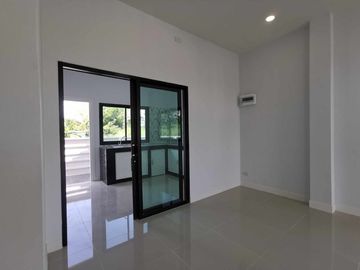 Single-storey detached house for sale, large house, high ceilings, large bedroom 6x4 meters wide.