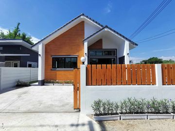Single-storey detached house for sale, large house, high ceilings, large bedroom 6x4 meters wide.