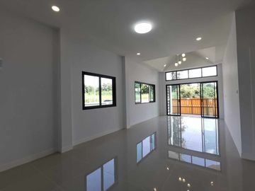 Single-storey detached house for sale, large house, high ceilings, large bedroom 6x4 meters wide.