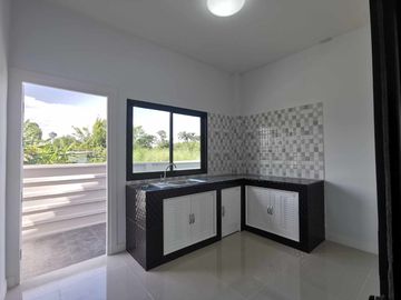 Single-storey detached house for sale, large house, high ceilings, large bedroom 6x4 meters wide.