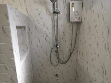 Single-storey detached house for sale, large house, high ceilings, large bedroom 6x4 meters wide.