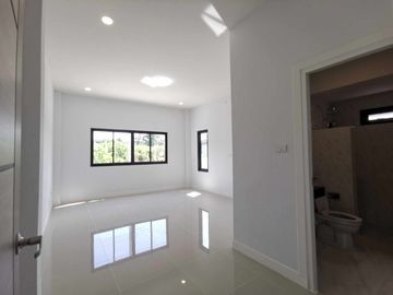 Single-storey detached house for sale, large house, high ceilings, large bedroom 6x4 meters wide.
