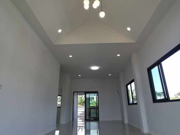 Single-storey detached house for sale, large house, high ceilings, large bedroom 6x4 meters wide.