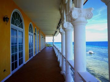 Beachfront Penthouse. 227 sqm. Hall, 5 BR. Lift. Clean Title. Boat Slip.