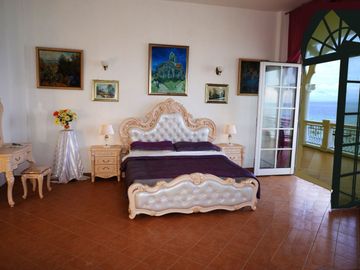 Beachfront Penthouse. 227 sqm. Hall, 5 BR. Lift. Clean Title. Boat Slip.