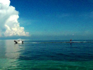 Beachfront Penthouse. 227 sqm. Hall, 5 BR. Lift. Clean Title. Boat Slip.