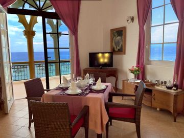 Beachfront Penthouse. 227 sqm. Hall, 5 BR. Lift. Clean Title. Boat Slip.