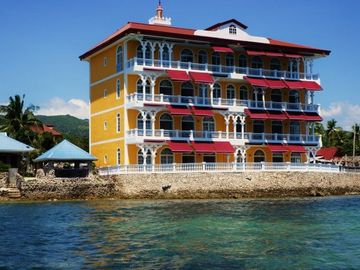 Beachfront Penthouse. 227 sqm. Hall, 5 BR. Lift. Clean Title. Boat Slip.