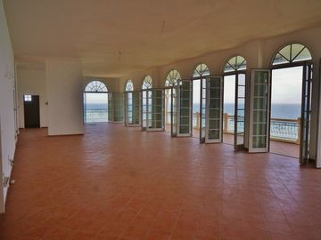 Beachfront Penthouse. 227 sqm. Hall, 5 BR. Lift. Clean Title. Boat Slip.