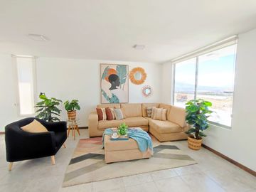 Luminosa Casa VIP, Mitad del Mundo, Venta, 3 dormitorios, Urbanización privada