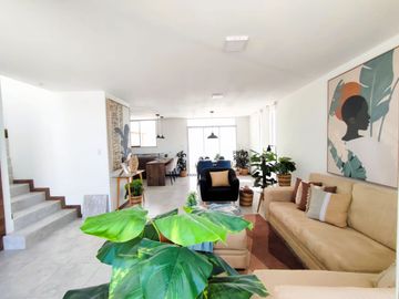 Luminosa Casa VIP, Mitad del Mundo, Venta, 3 dormitorios, Urbanización privada
