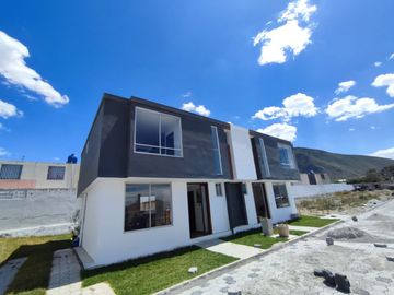 Luminosa Casa VIP, Mitad del Mundo, Venta, 3 dormitorios, Urbanización privada