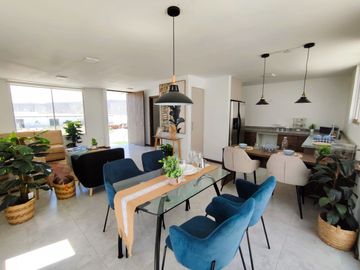 Luminosa Casa VIP, Mitad del Mundo, Venta, 3 dormitorios, Urbanización privada