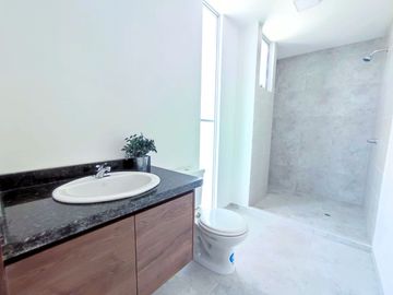 Luminosa Casa VIP, Mitad del Mundo, Venta, 3 dormitorios, Urbanización privada