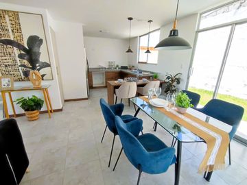 Luminosa Casa VIP, Mitad del Mundo, Venta, 3 dormitorios, Urbanización privada