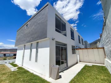 Luminosa Casa VIP, Mitad del Mundo, Venta, 3 dormitorios, Urbanización privada