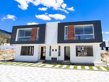 Luminosa Casa VIP, Mitad del Mundo, Venta, 3 dormitorios, Urbanización privada