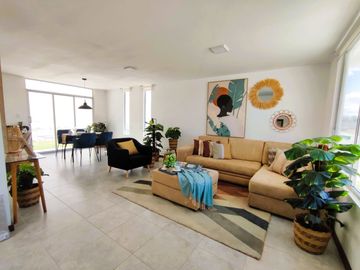 Luminosa Casa VIP, Mitad del Mundo, Venta, 3 dormitorios, Urbanización privada