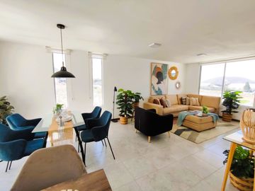 Luminosa Casa VIP, Mitad del Mundo, Venta, 3 dormitorios, Urbanización privada