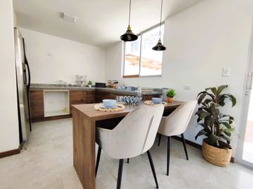 Luminosa Casa VIP, Mitad del Mundo, Venta, 3 dormitorios, Urbanización privada