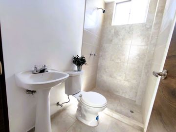 Luminosa Casa VIP, Mitad del Mundo, Venta, 3 dormitorios, Urbanización privada