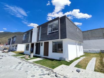 Luminosa Casa VIP, Mitad del Mundo, Venta, 3 dormitorios, Urbanización privada