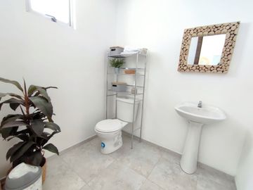 Luminosa Casa VIP, Mitad del Mundo, Venta, 3 dormitorios, Urbanización privada