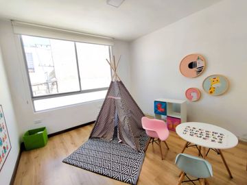 Luminosa Casa VIP, Mitad del Mundo, Venta, 3 dormitorios, Urbanización privada