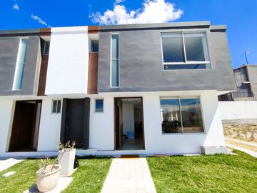 Luminosa Casa VIP, Mitad del Mundo, Venta, 3 dormitorios, Urbanización privada