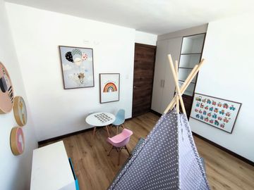 Luminosa Casa VIP, Mitad del Mundo, Venta, 3 dormitorios, Urbanización privada