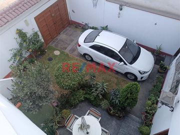 Casa De Tres Pisos En Salamanca De Monterrico, Urb. Recaudadores