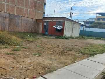 VENDO TERRENO EN ESQUINA, EN LA URB.LOS ROBLES-TALARA
