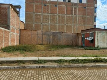 VENDO TERRENO EN ESQUINA, EN LA URB.LOS ROBLES-TALARA