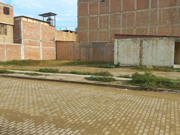 VENDO TERRENO EN ESQUINA, EN LA URB.LOS ROBLES-TALARA