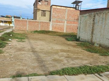 VENDO TERRENO EN ESQUINA, EN LA URB.LOS ROBLES-TALARA