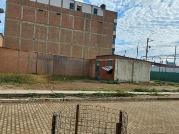 VENDO TERRENO EN ESQUINA, EN LA URB.LOS ROBLES-TALARA
