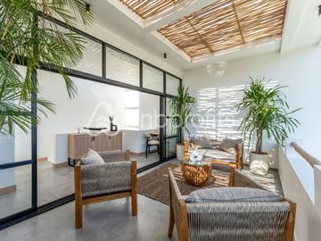 Nature’s Embrace: Light-Filled Living Spaces with Serene Views